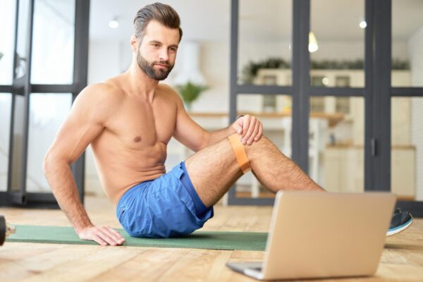 Antrenamente cu bandă elastică: eficace, portabil și versatil