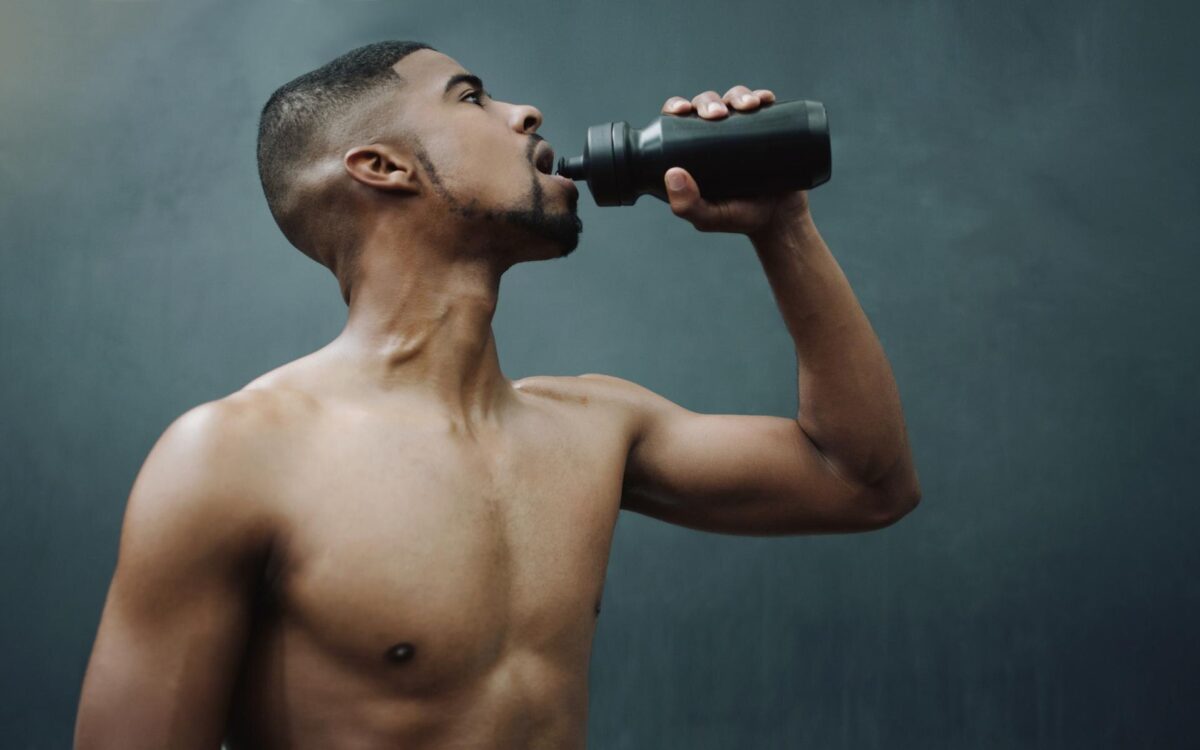 Hidratarea în culturism: cum influențează apa performanța și creșterea musculară