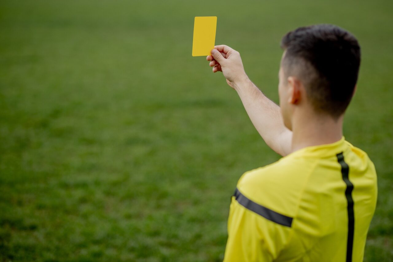 Cartonașul galben și roșu: ce infracțiuni duc la eliminare?