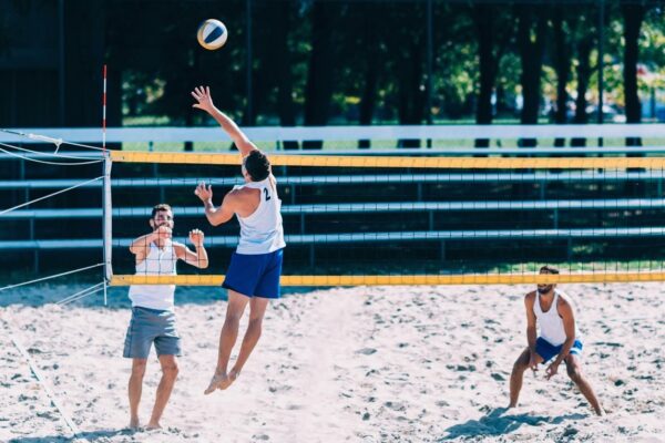 Volei de sală sau volei pe plajă: ce diferențe există