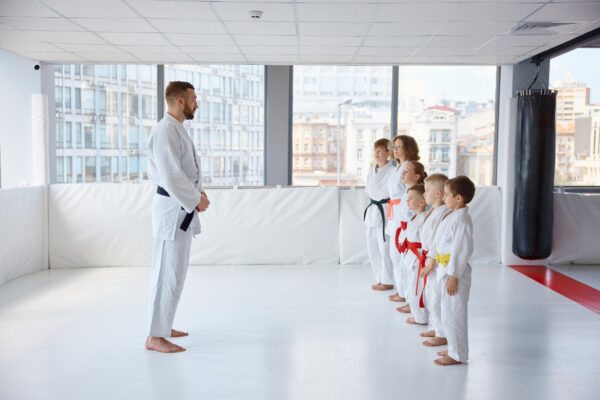 Sporturi de contact pentru copii: ce verifici la antrenor