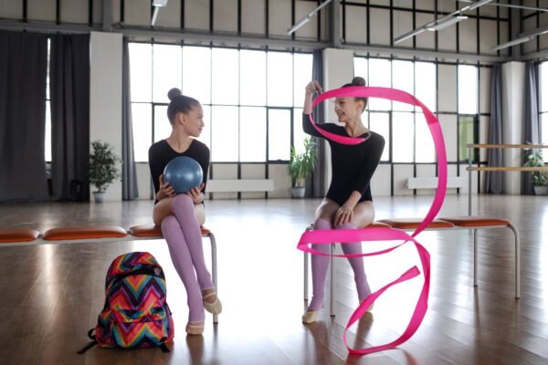 Gimnastică recreativă sau de performanță: ce presupune fiecare traseu